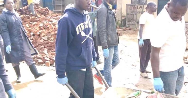 THE DEPUTY MAYOR PUSHING A WHEELBARROW WHILE CLEANING RUBUGURI TOWN